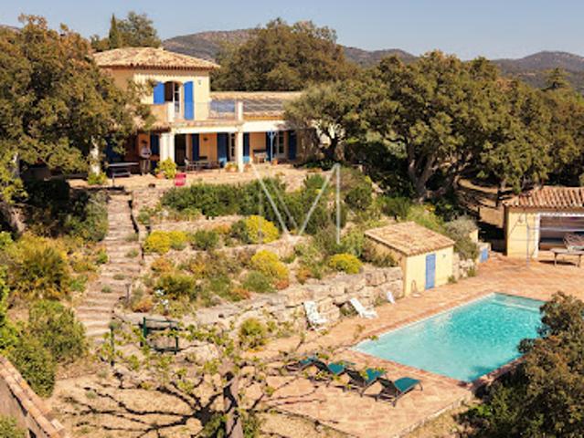 Propriété avec piscine et jardin