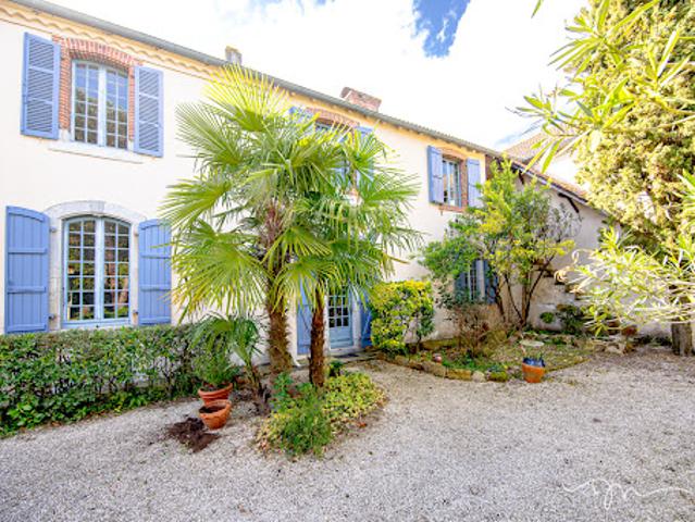 Propriété avec piscine et jardin