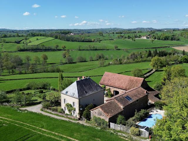 Propriété avec piscine et jardin