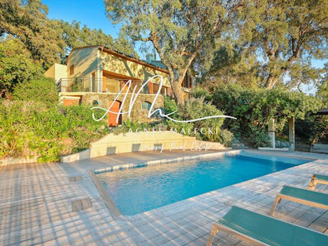 Propriété avec piscine et jardin