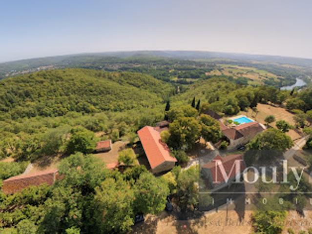 Propriété avec piscine et jardin
