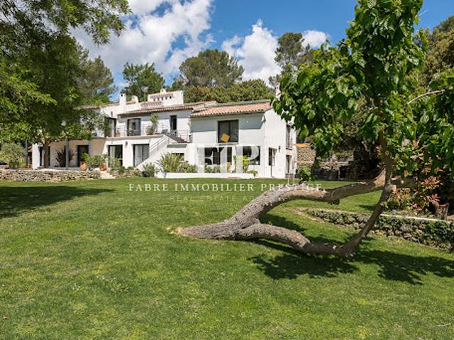 Propriété avec piscine et jardin