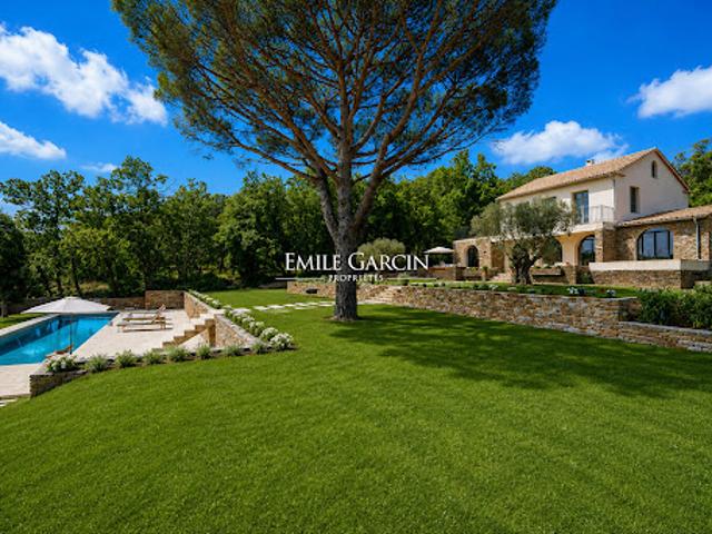 Propriété avec piscine et jardin