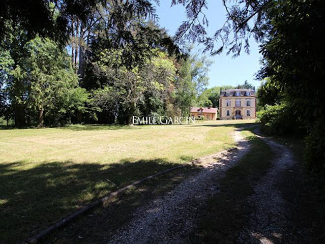 Propriété avec piscine et jardin