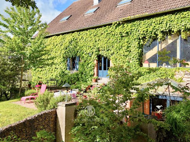 Propriété avec piscine et jardin