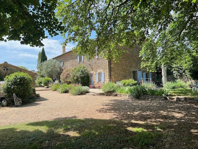 Propriété avec piscine et jardin