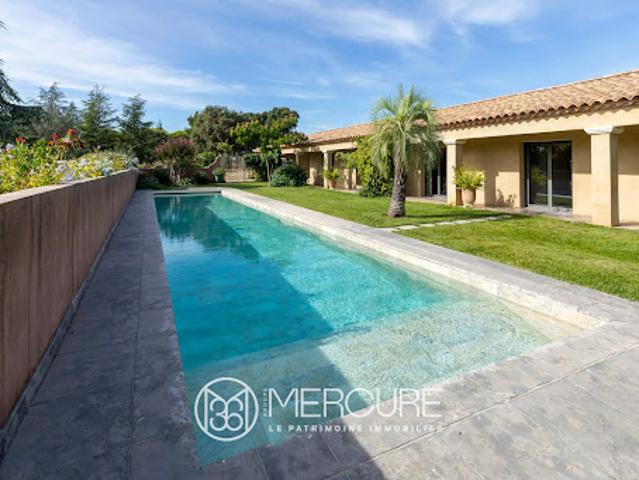 Propriété avec piscine et jardin