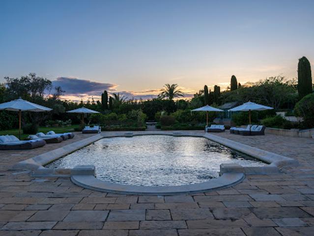 Propriété avec piscine et jardin