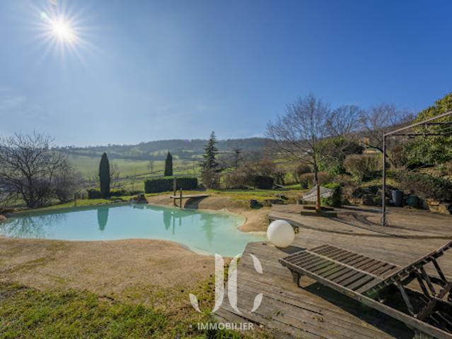 Propriété avec piscine et jardin