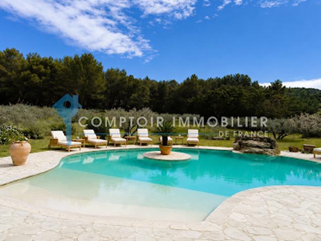 Propriété avec piscine et jardin