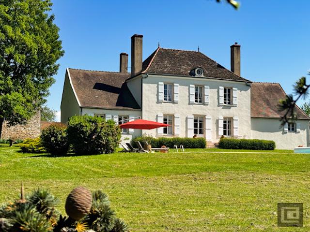Propriété avec piscine et jardin