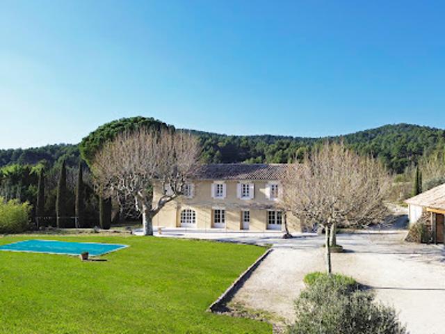 Propriété avec piscine et jardin