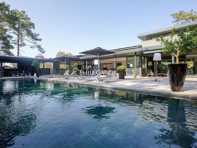 Propriété avec piscine et jardin