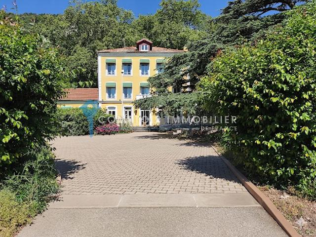Propriété avec piscine et jardin