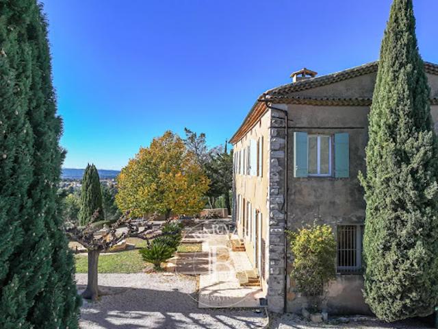 Propriété avec piscine et jardin
