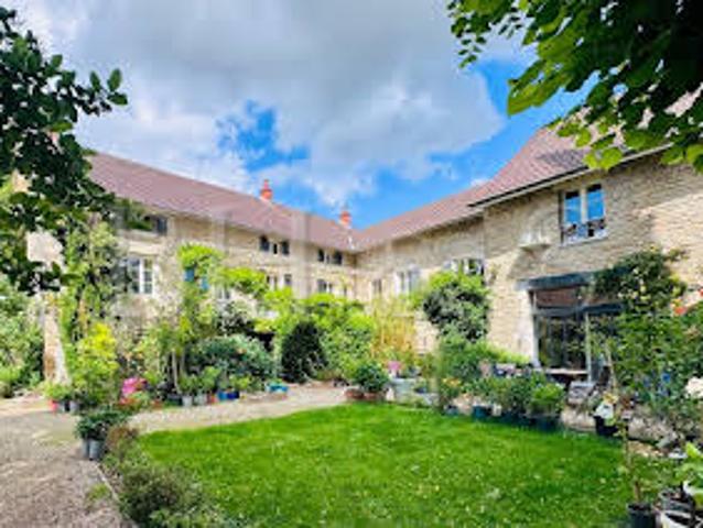 Propriété avec piscine et jardin