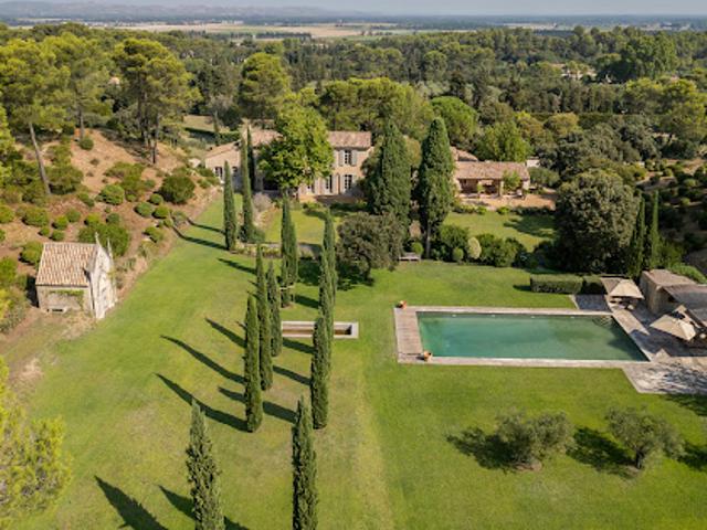 Propriété avec piscine et jardin