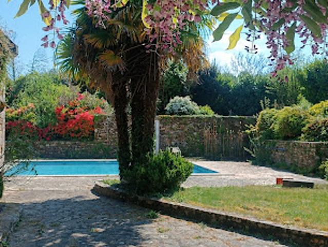 Propriété avec piscine et jardin