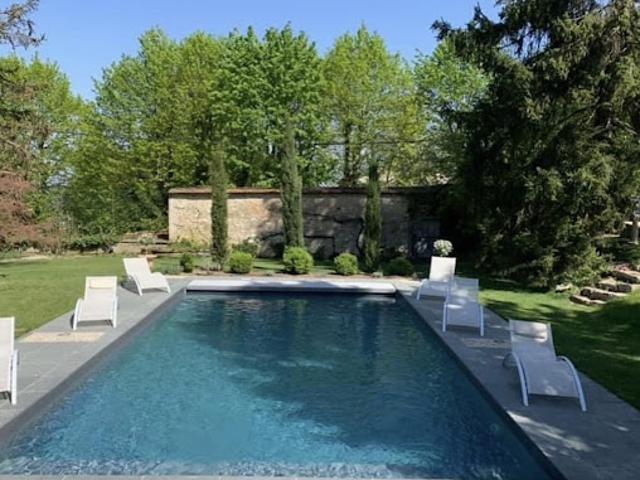 Propriété avec piscine et jardin