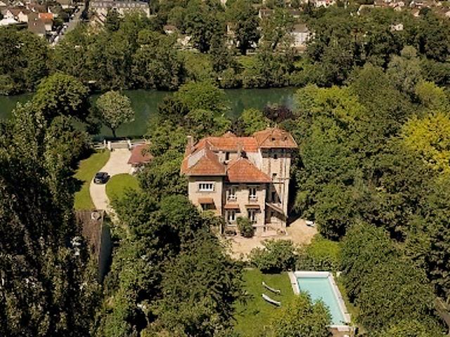 Propriété avec piscine et jardin