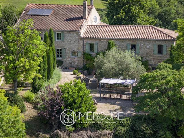 Propriété avec piscine et jardin