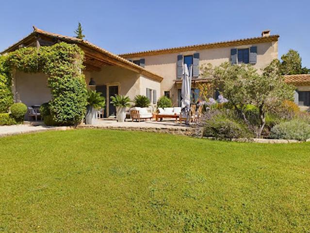 Propriété avec piscine et jardin