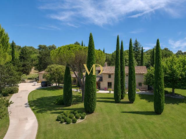 Propriété avec piscine et jardin
