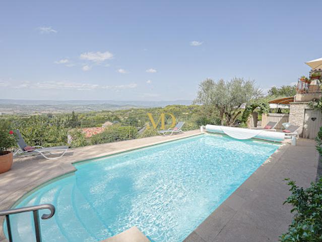 Propriété avec piscine et jardin