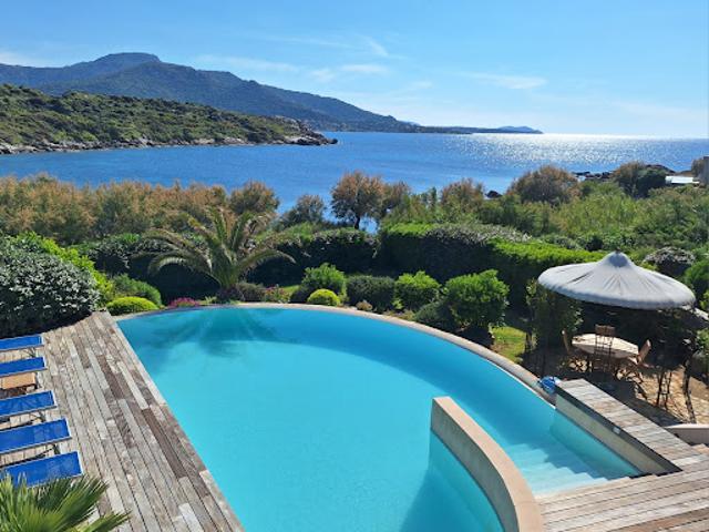 Propriété avec piscine et jardin