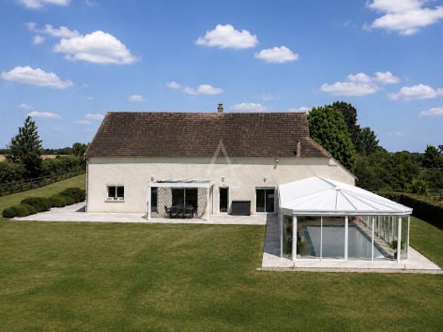 Propriété avec piscine et jardin
