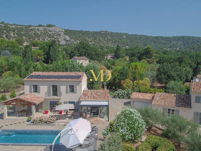 Propriété avec piscine et jardin