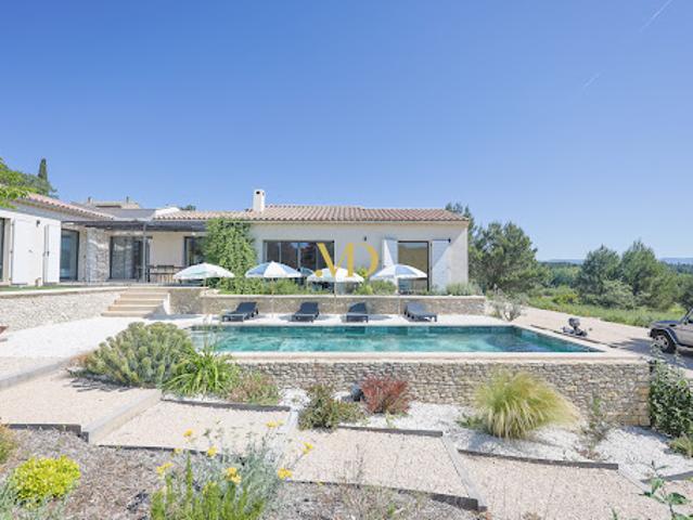 Propriété avec piscine et jardin