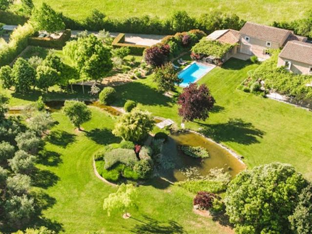 Propriété avec piscine et jardin
