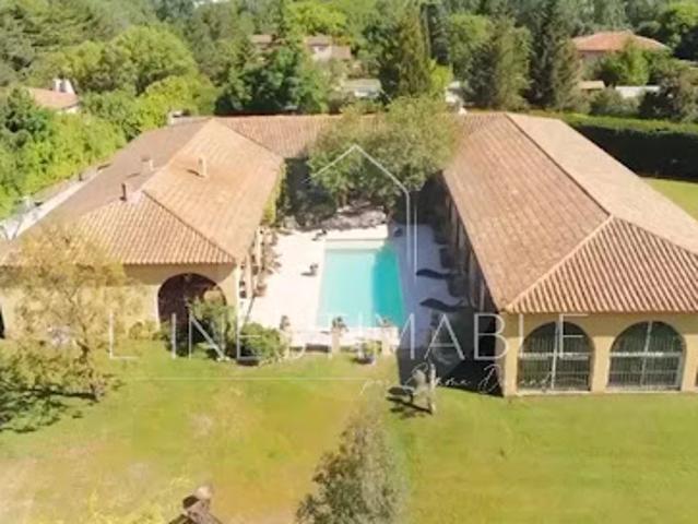 Propriété avec piscine et jardin
