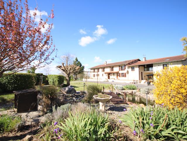 Propriété avec piscine et jardin