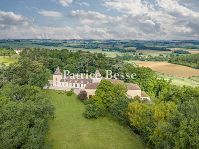 Propriété avec piscine et jardin