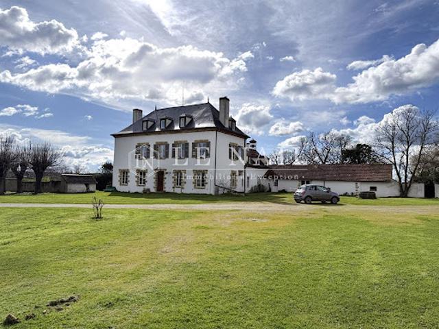 Propriété avec piscine et jardin