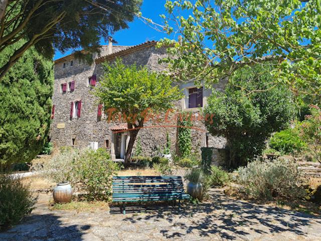 Propriété avec piscine et jardin