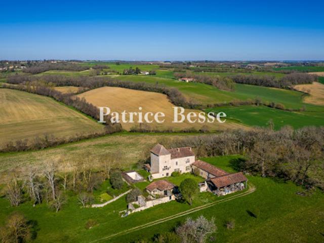Propriété avec piscine et jardin