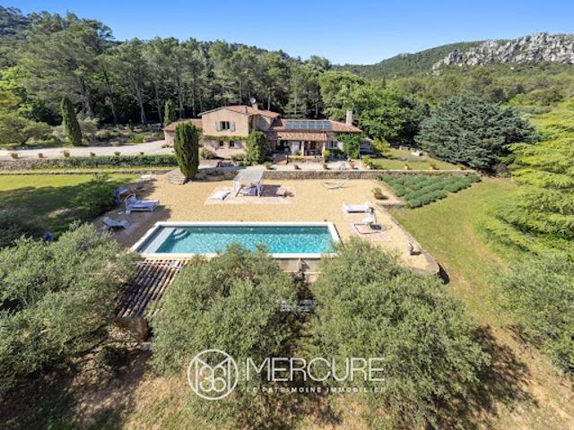 Propriété avec piscine et jardin