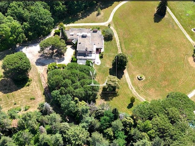 Propriété avec piscine et jardin