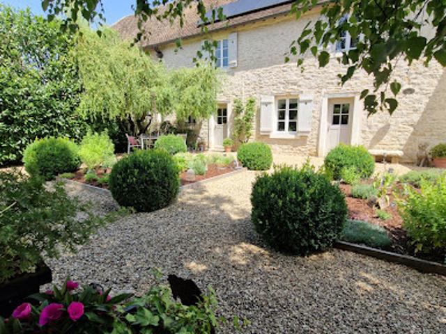 Propriété avec piscine et jardin