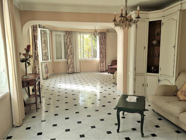 Propriété avec piscine et jardin