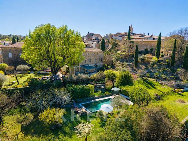 Propriété avec piscine et jardin