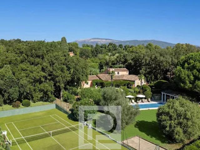Propriété avec piscine et jardin