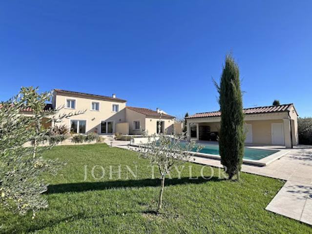 Propriété avec piscine et jardin