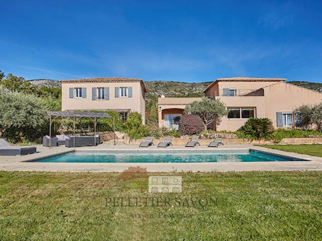 Propriété avec piscine et jardin