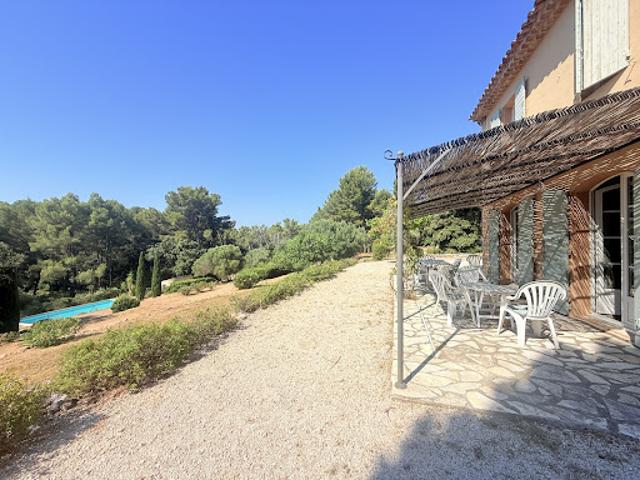 Propriété avec piscine et jardin