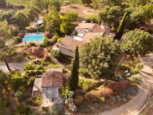 Propriété avec piscine et jardin