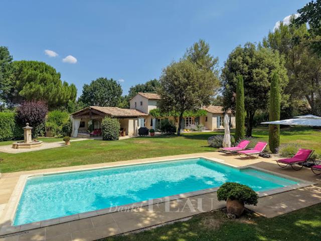 Propriété avec piscine et jardin